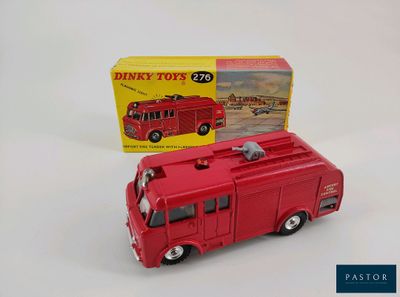 un camion de pompiers rouge en jouet avec une boîte posée sur la table