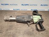 un pistolet posé sur une table