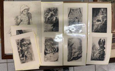 de nombreux dessins représentant une personne sur la table