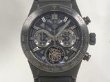 un gros plan d'une montre avec un bracelet noir