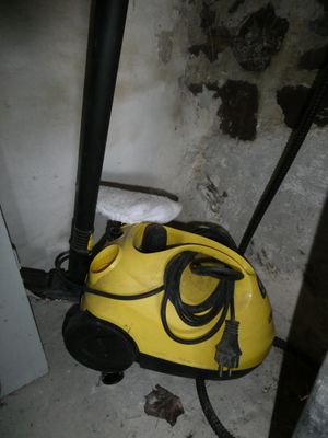 un sac jaune posé par terre
