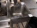 une cuisine avec un évier et une poubelle