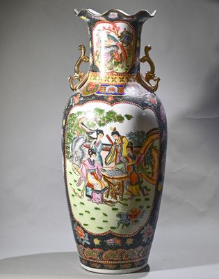 un vase avec un tableau posé sur une table
