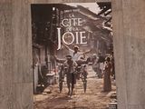 L'affiche du film « La Cité de l'Oise » est accrochée au mur.