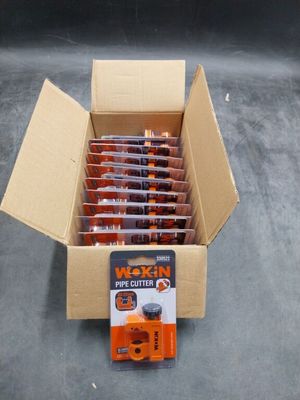 une boîte de piles orange posée par terre
