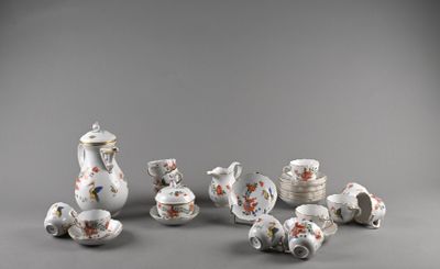 un ensemble d'objets en porcelaine posés sur une table