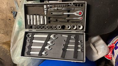 une trousse à outils posée sur une table