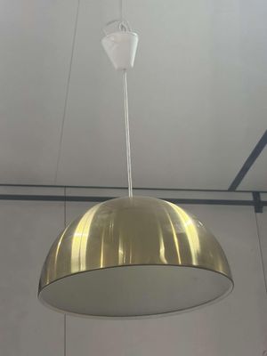 une lampe suspendue au plafond de la pièce