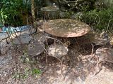 une table et des chaises au milieu d'un jardin
