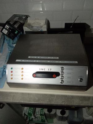 un appareil électronique argenté posé sur un comptoir
