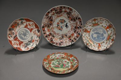 trois assiettes chinoises aux motifs variés, posées sur une table