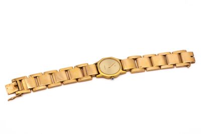 une image d'une montre-bracelet en or sur fond blanc