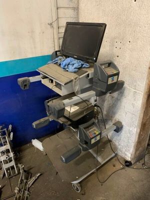 un ordinateur portable posé sur une table