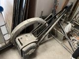 une machine qui se trouve dans une pièce, près d'un mur