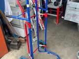 une photo d'un diable bleu et rouge dans un garage
