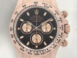 La montre Rolex en or rose est dotée d'un cadran noir et d'une lunette noire.
