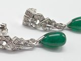 une paire de boucles d'oreilles en émeraude et diamant