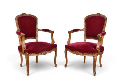 paire de chaises en velours rouge et bois, avec des accoudoirs sculptés