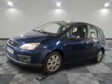 la photo d'une petite voiture bleue garée dans un garage