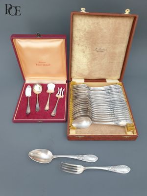 un service d'argenterie dans un coffret contenant des cuillères et des cuillères