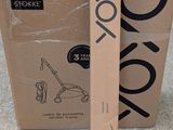 une boîte en carton contenant une paire de ciseaux