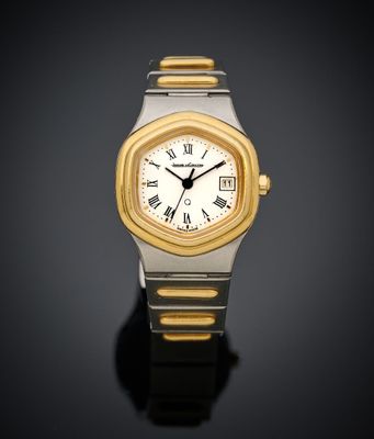 un gros plan d'une montre-bracelet en or et argent avec des chiffres romains