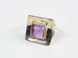 Gros plan sur une bague contenant une pierre violette