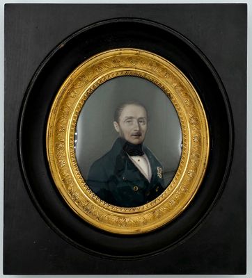 portrait d'un homme vêtu d'un manteau vert et d'un nœud papillon, dans un cadre doré