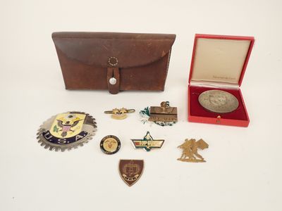 un grand nombre d'objets posés sur une table