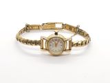 une image représentant une montre-bracelet pour femme montée sur un bracelet en or
