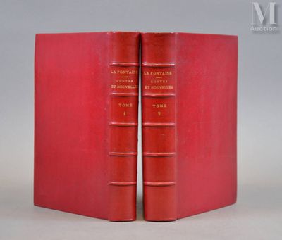 deux livres rouges posés l'un sur l'autre sur une table