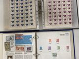 un classeur orné de timbres, posé sur une table
