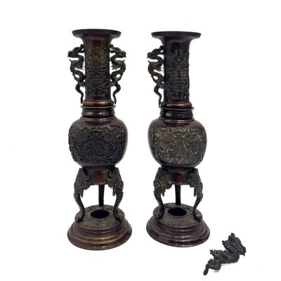 deux vases posés l'un à côté de l'autre sur une table