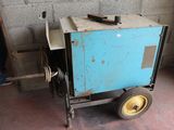 une petite machine bleue posée sur un chariot