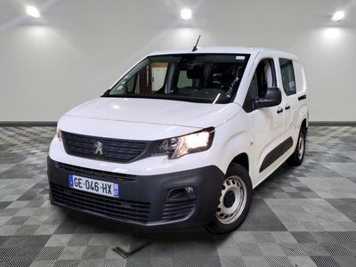 la camionnette blanche est garée sur le sol en damier d'une pièce