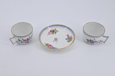 SEVRES Deux tasses et une sous-tasse en porcelaine blanche à…