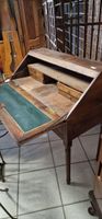 Un bureau de pente en noyer, de style Louis XVI. (photo 2)