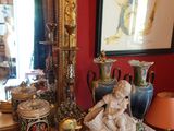 une table sur laquelle se trouvent un miroir, des vases et une statue