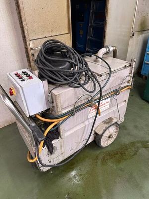 une machine posée sur un chariot dans une pièce