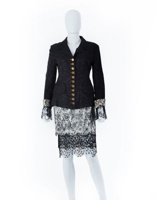 une robe et une veste noires et blanches sur un mannequin, un mannequin, un mannequin, un mannequin, un mannequin, un mannequin, un mannequin, un mannequin, un mannequin, un mannequin, un mannequin, un mannequin, un mannequin, un mannequin, un mannequin, un mannequin, un mannequin, un mannequin, un mannequin, un mannequin, un mannequin, un mannequin, un mannequin, un mannequin, un mannequin, un mannequin, un mannequin, un mannequin, un mannequin, un mannequin, un mannequin, un mannequin, un
