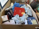 une boîte en carton remplie de livres et d'autres objets