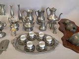 beaucoup d'objets en argent qui se trouvent sur la table