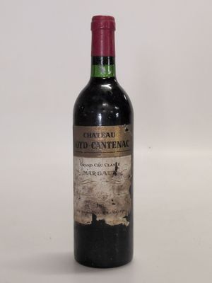 une bouteille de vin posée sur une table