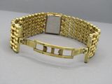 une photo d'un bracelet en or muni d'un fermoir carré