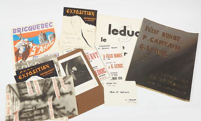 un grand nombre de livres posés sur une table