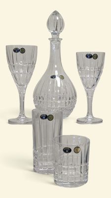 quatre verres et une carafe posés sur une table