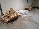 un tas de bois posé sur une palette dans un entrepôt