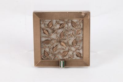 BOUCHERON (Attribué à) - Poudrier de forme carrée en argent …