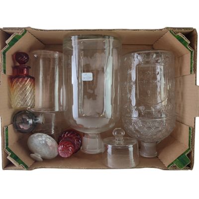 une boîte contenant tout un tas d'objets en verre