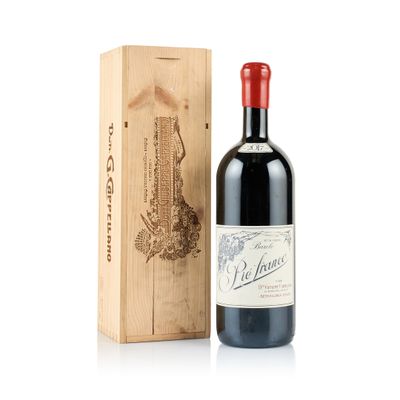 une bouteille de vin posée à côté d'une caisse en bois